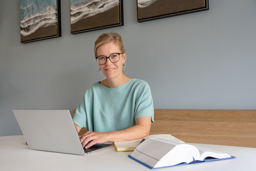 Catrien Rozeman achter een laptop
